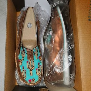 BRAND NEW ariat cruisers